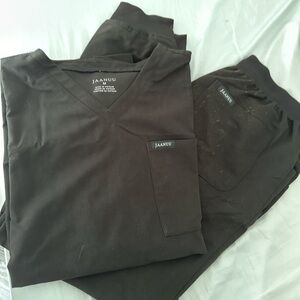 Men’s Jaanuu scrub set
- medium 1 pocket top
- medium cargo jogger pants